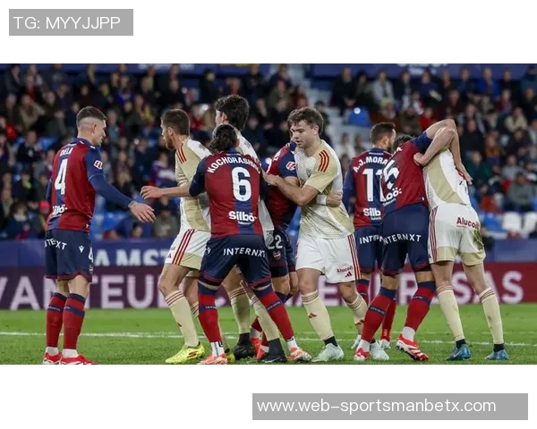 皇马追逐阿尔克马尔19岁中场斯米特面临纽卡竞争压力